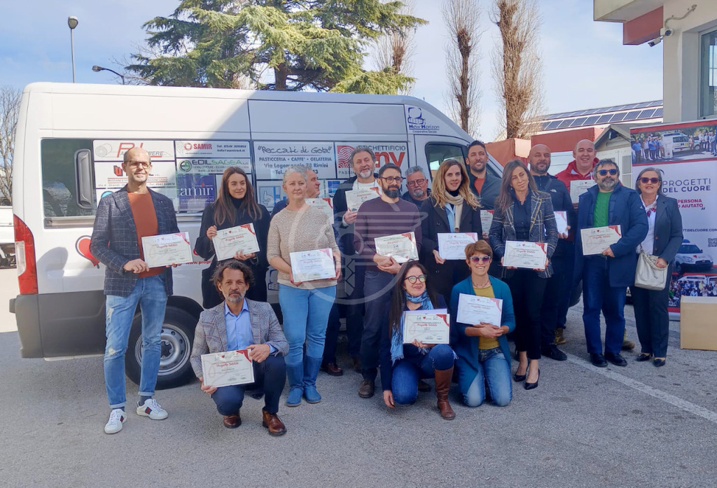 “Projetos do Coração” para a região da Romagna.  Entregou às cooperativas New Horizon e ObService um Fiat Ducato