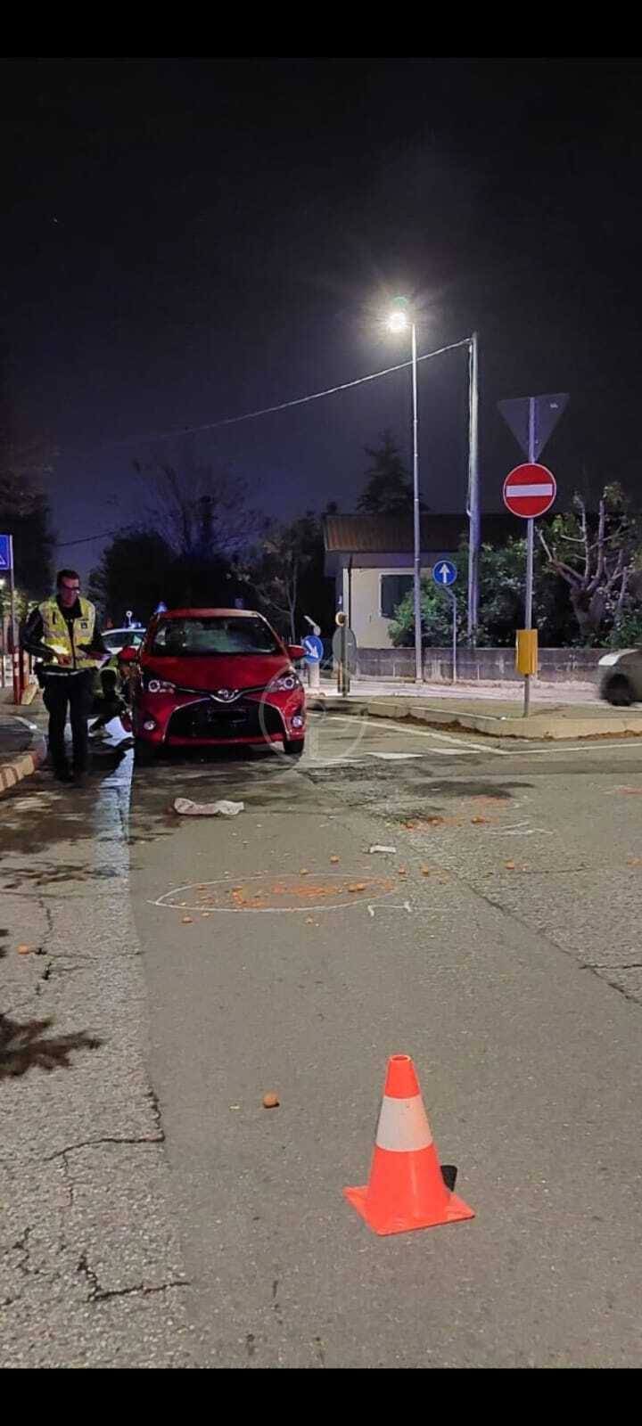 Donna investita mentre attraversa la strada da una automobile ...