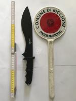 Dai rilievi per un incidente spunta un coltello di grosse dimensioni. E scatta la denuncia Dai rilievi per un incidente spunta un coltello di grosse dimensioni. E scatta la denuncia