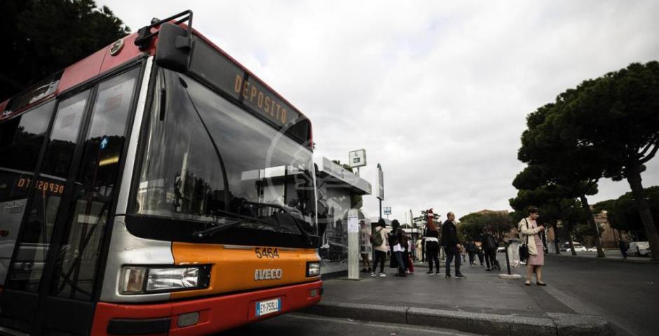 Mano morta sul bus e sono guai Mano morta sul bus e sono guai