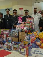 Dalle Fiamme Gialle regali ai bimbi malati Dalle Fiamme Gialle regali ai bimbi malati