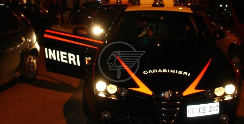 Ladri scappano e lasciano l'auto rubata Ladri scappano e lasciano l'auto rubata