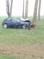Auto distrutta contro un albero al Castello Benelli Auto distrutta contro un albero al Castello Benelli