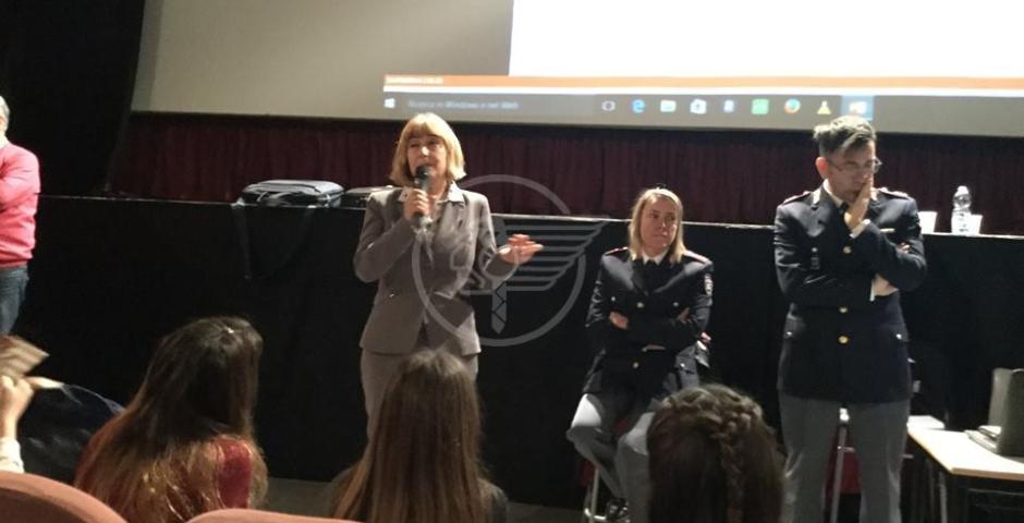 Lezione diversa: come difendersi dal cyberbullismo Lezione diversa: come difendersi dal cyberbullismo