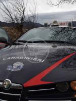 Defeca in pubblico e reagisce ai carabinieri Defeca in pubblico e reagisce ai carabinieri
