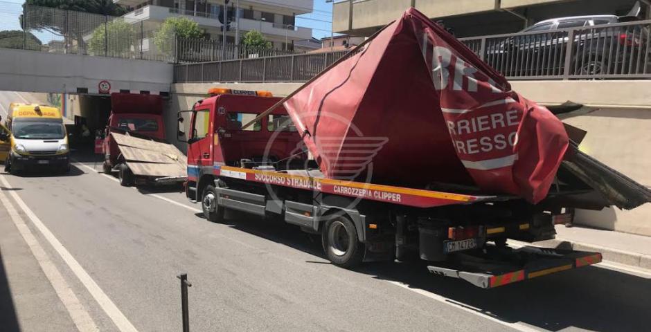 Furgone di un corriere incastrato nel sottopasso Furgone di un corriere incastrato nel sottopasso