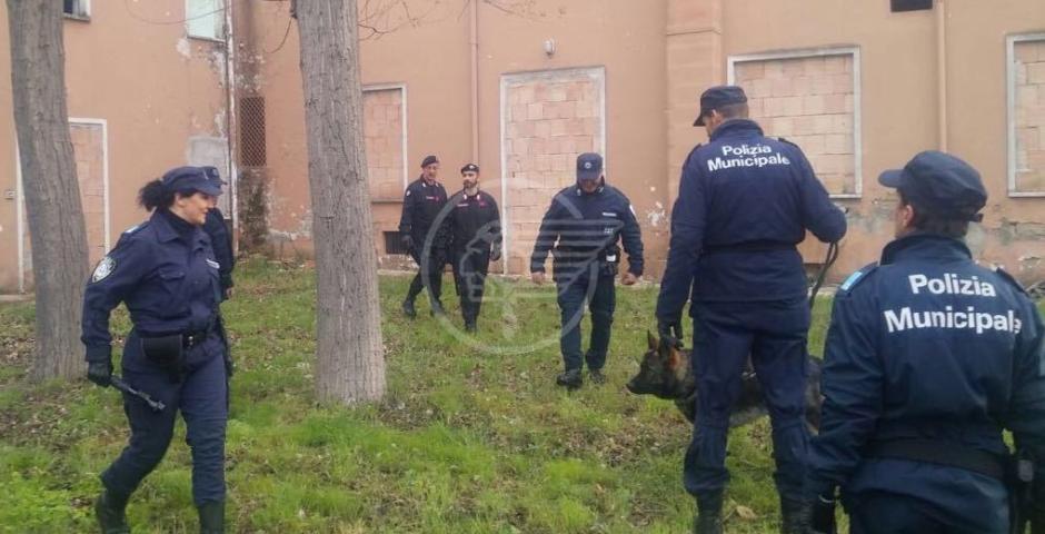 Blitz di Municipale e Carabinieri nelle ex colonie Blitz di Municipale e Carabinieri nelle ex colonie