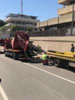 Furgone di un corriere incastrato nel sottopasso Furgone di un corriere incastrato nel sottopasso
