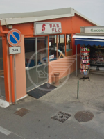 Apre il bar e trova il ladro nascosto nel bagno Apre il bar e trova il ladro nascosto nel bagno