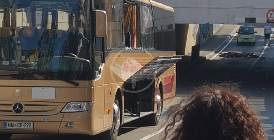 Pullman di turisti perde pezzi al sottopasso di Miramare Pullman di turisti perde pezzi al sottopasso di Miramare