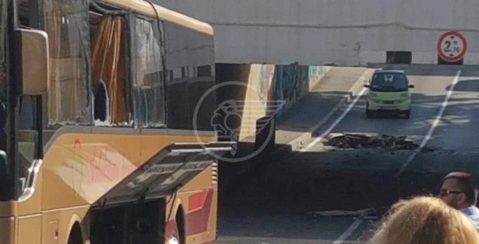 Pullman di turisti perde pezzi al sottopasso di Miramare Pullman di turisti perde pezzi al sottopasso di Miramare