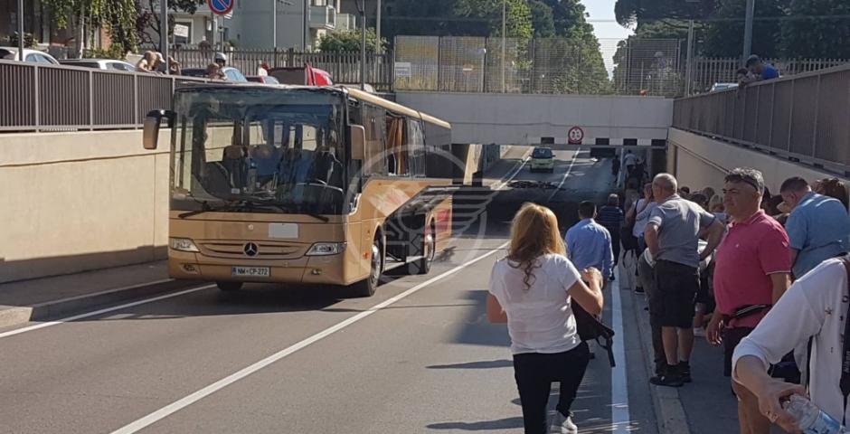 Pullman di turisti perde pezzi al sottopasso di Miramare Pullman di turisti perde pezzi al sottopasso di Miramare