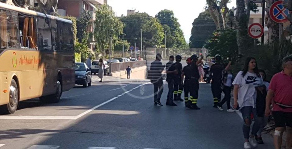 Pullman di turisti perde pezzi al sottopasso di Miramare Pullman di turisti perde pezzi al sottopasso di Miramare