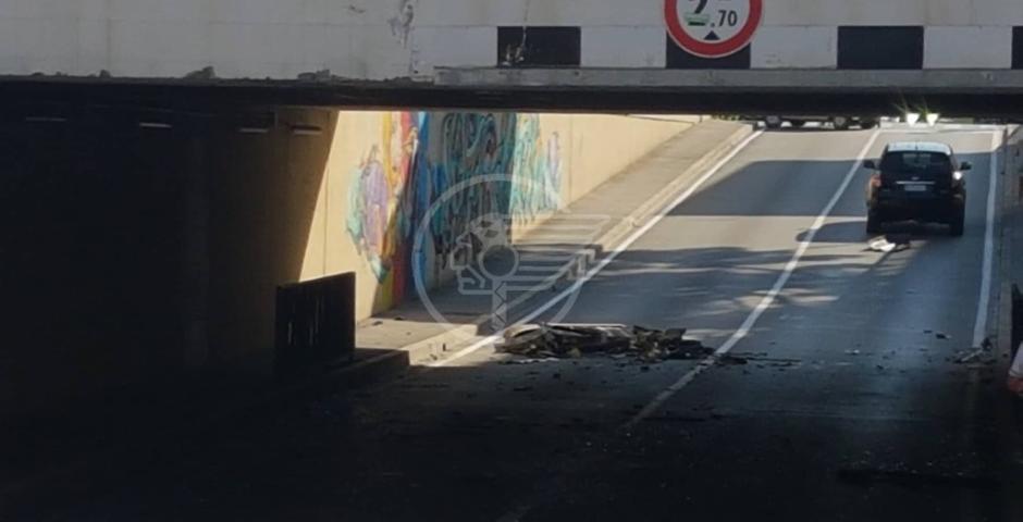 Pullman di turisti perde pezzi al sottopasso di Miramare Pullman di turisti perde pezzi al sottopasso di Miramare