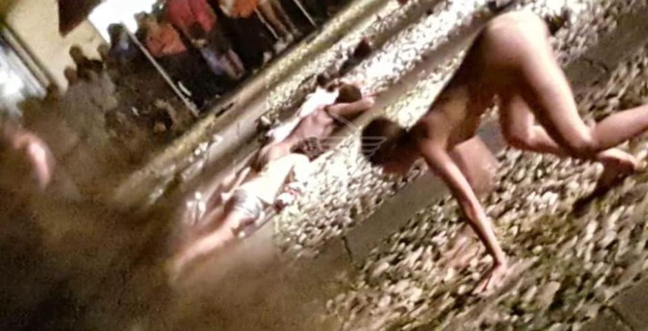Nudità in piazza per il Festival, il popolo si ribella  Nudità in piazza per il Festival, il popolo si ribella