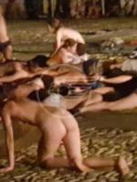 Nudità in piazza per il Festival, il popolo si ribella  Nudità in piazza per il Festival, il popolo si ribella
