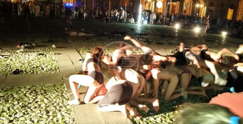 Nudità in piazza per il Festival, il popolo si ribella  Nudità in piazza per il Festival, il popolo si ribella