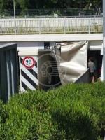 Camion s'incastra nel sottopasso di viale Tripoli Camion s'incastra nel sottopasso di viale Tripoli