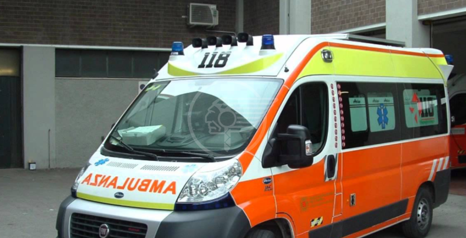 Scontro fra auto e moto . Un ferito codice rosso Scontro fra auto e moto . Un ferito codice rosso