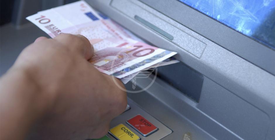 Prelievi con il bancomat della madre della fidanzata Prelievi con il bancomat della madre della fidanzata