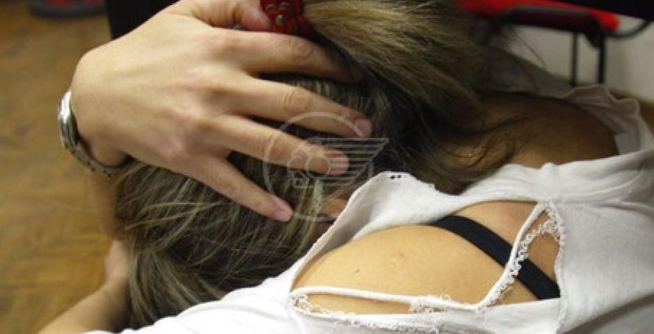 Moglie suicida, lui minaccia di morte la figlia Moglie suicida, lui minaccia di morte la figlia