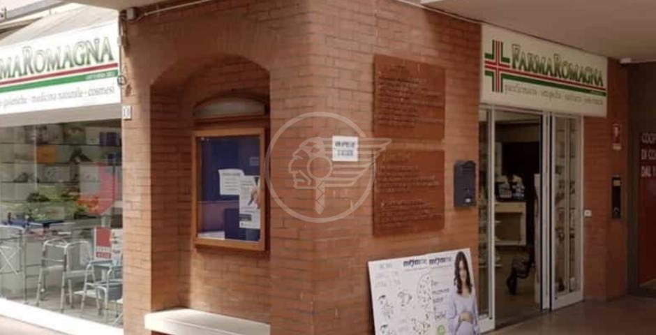 SPACCATA NOTTURNA AI DANNI DI UNA PARAFARMACIA   SPACCATA NOTTURNA AI DANNI DI UNA PARAFARMACIA