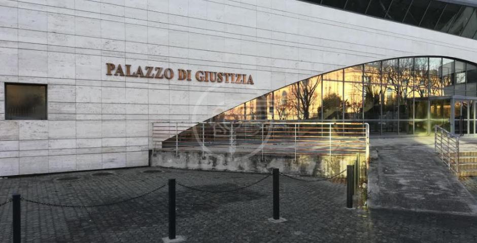 Si dà fuoco in tribunale, la salva un avvocato Si dà fuoco in tribunale, la salva un avvocato