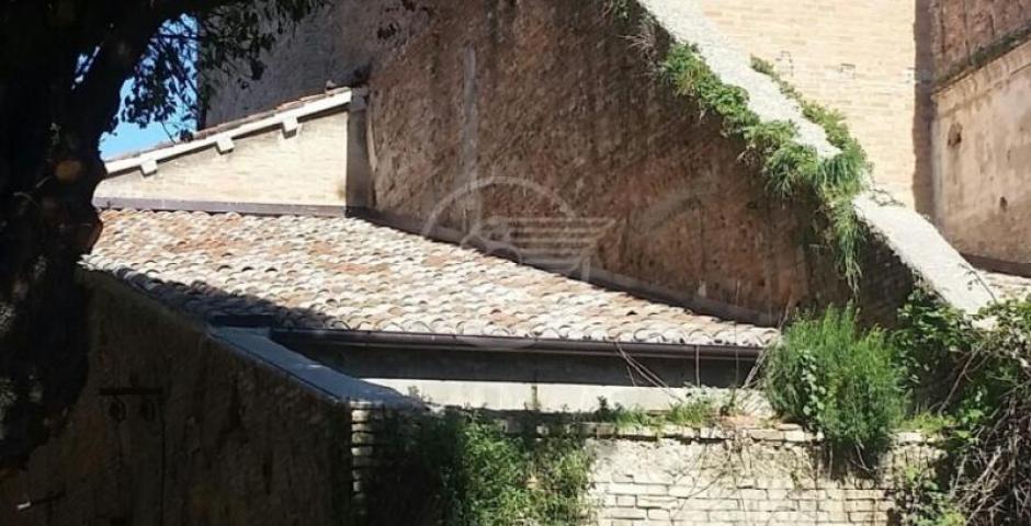 Sopralluogo all’ex Convento di San Francesco. Con le rovine della guerra sino a quando? Sopralluogo all’ex Convento di San Francesco. Con le rovine della guerra sino a quando?