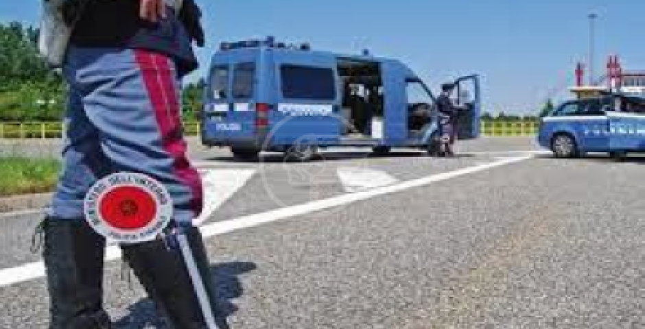 Si perde in auto, soccorso dalla Polstrada Si perde in auto, soccorso dalla Polstrada