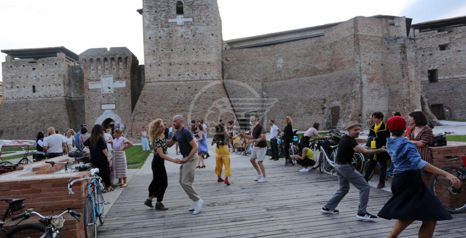 Prima in bici e poi a ballare: Pedalata Swing di successo Prima in bici e poi a ballare: Pedalata Swing di successo
