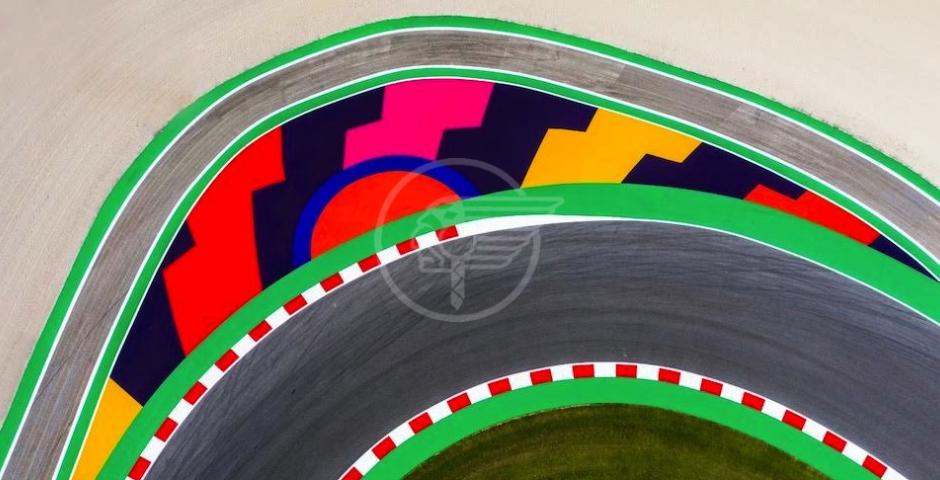 La bandiera della Riders' Land sventola sul World Circuit  La bandiera della Riders' Land sventola sul World Circuit
