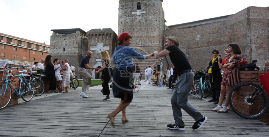 Prima in bici e poi a ballare: Pedalata Swing di successo Prima in bici e poi a ballare: Pedalata Swing di successo