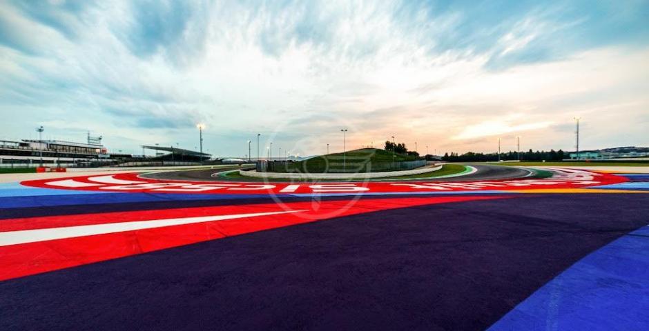 La bandiera della Riders' Land sventola sul World Circuit  La bandiera della Riders' Land sventola sul World Circuit