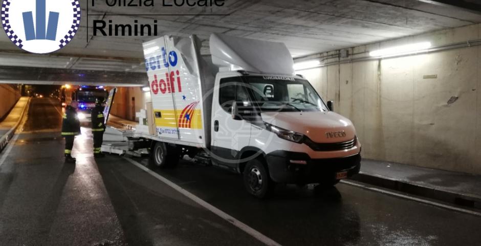 Furgone in controsenso s'incastra nel sottopasso Furgone in controsenso s'incastra nel sottopasso