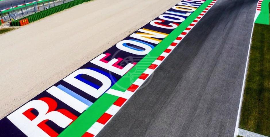 La bandiera della Riders' Land sventola sul World Circuit  La bandiera della Riders' Land sventola sul World Circuit
