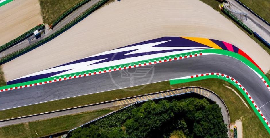 La bandiera della Riders' Land sventola sul World Circuit  La bandiera della Riders' Land sventola sul World Circuit