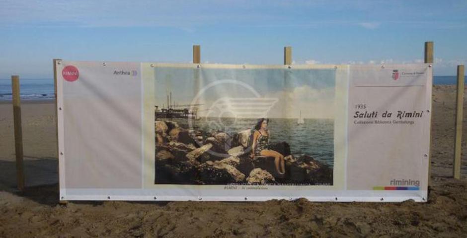 I poster dei film di Fellini sui pannelli al mare I poster dei film di Fellini sui pannelli al mare