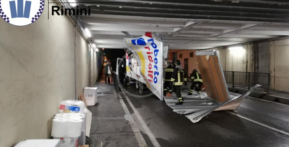 Furgone in controsenso s'incastra nel sottopasso Furgone in controsenso s'incastra nel sottopasso