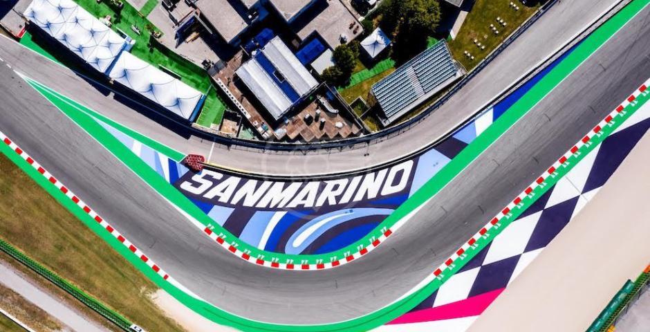 La bandiera della Riders' Land sventola sul World Circuit  La bandiera della Riders' Land sventola sul World Circuit