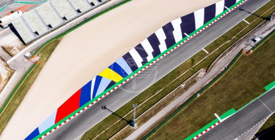 La bandiera della Riders' Land sventola sul World Circuit  La bandiera della Riders' Land sventola sul World Circuit