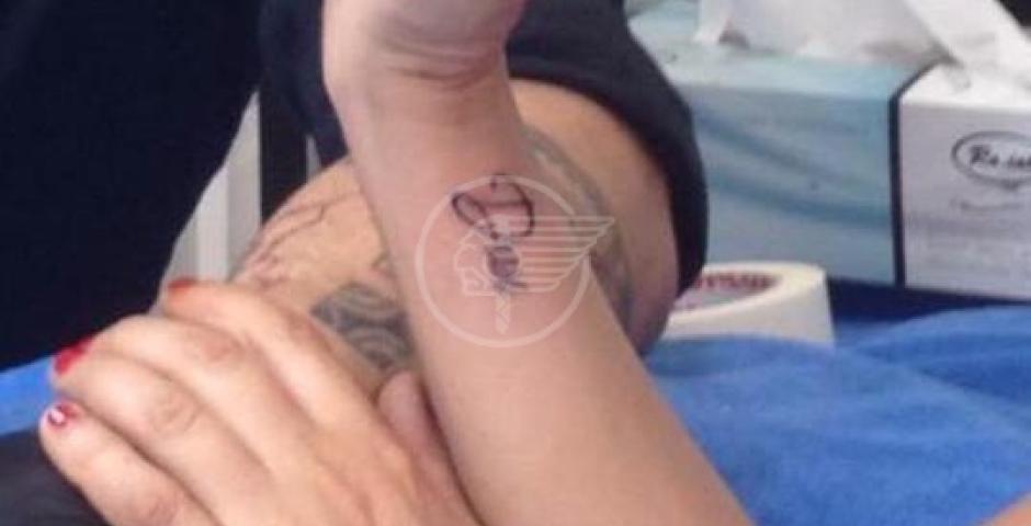 Fa a pezzi la tessera elettorale per protesta politica Fa a pezzi la tessera elettorale per protesta politica