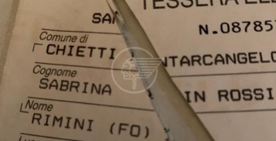 Fa a pezzi la tessera elettorale per protesta politica Fa a pezzi la tessera elettorale per protesta politica