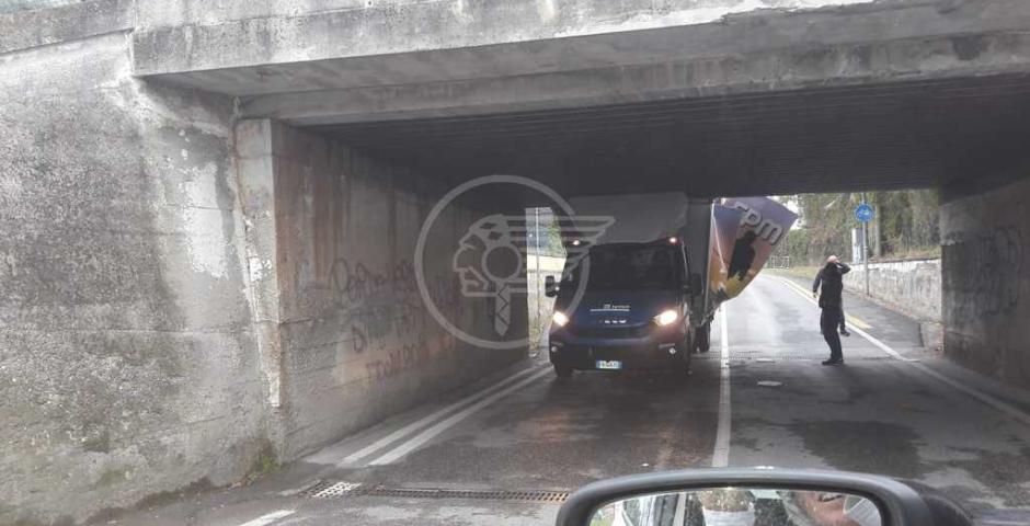 S'incastra nel sottopasso di Portoverde: danni ingenti S'incastra nel sottopasso di Portoverde: danni ingenti