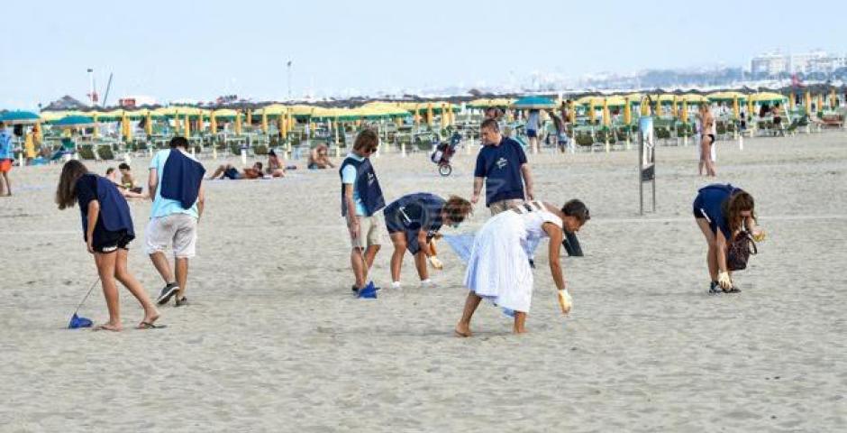 Spiaggia libera ripulita: missione compiuta Spiaggia libera ripulita: missione compiuta