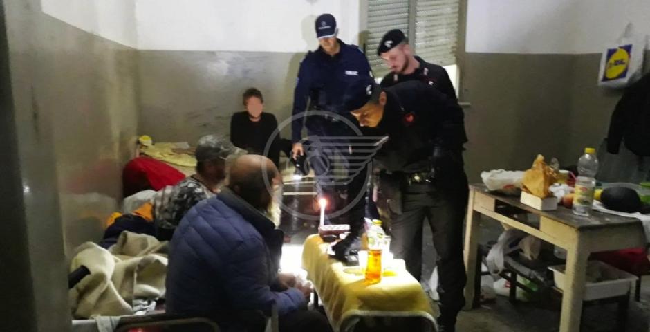 Un gruppetto di rumeni abusivi nell'ex colonia Un gruppetto di rumeni abusivi nell'ex colonia