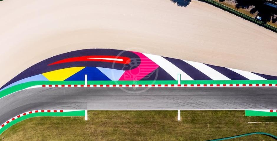 La bandiera della Riders' Land sventola sul World Circuit  La bandiera della Riders' Land sventola sul World Circuit