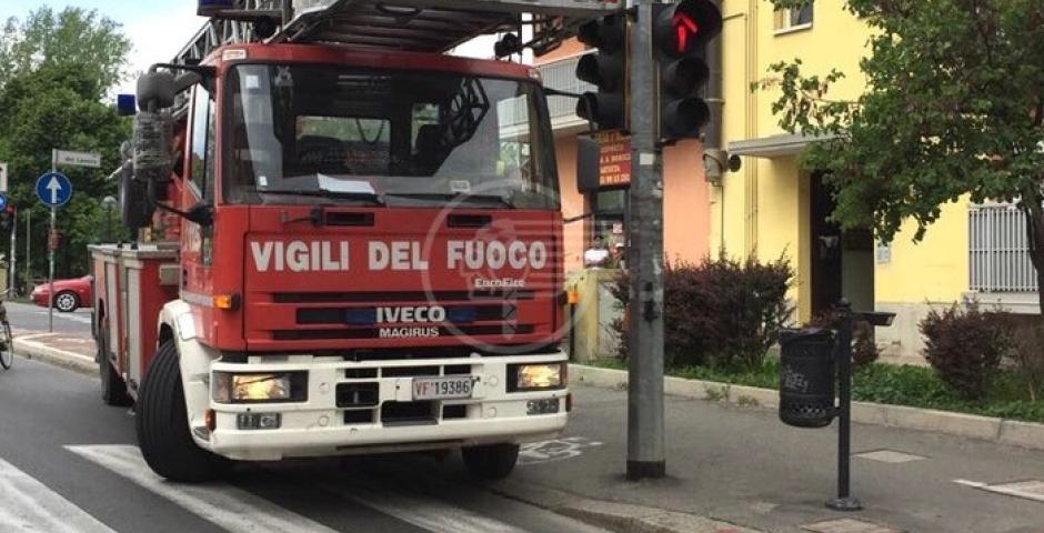 Furioso incendio in un magazzino, 5 evacuati Furioso incendio in un magazzino, 5 evacuati