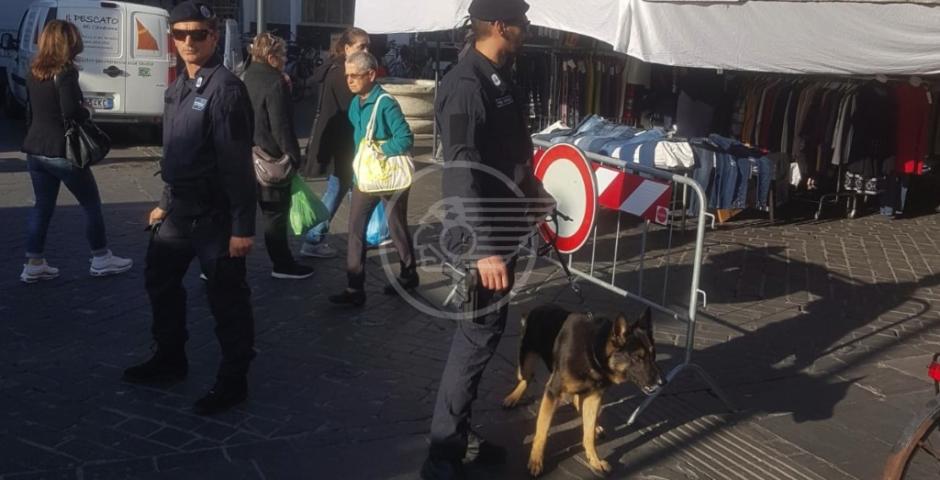 Unità cinofile anti ubriachi in zona mercato Unità cinofile anti ubriachi in zona mercato