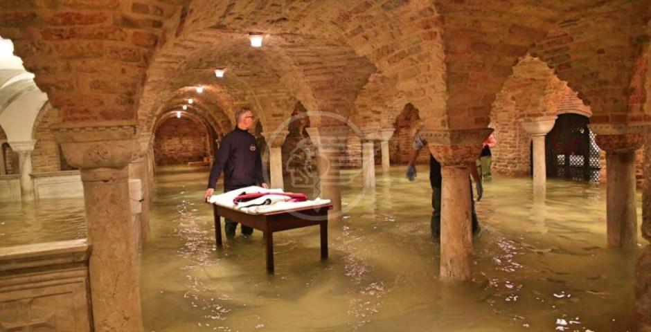 La Basilica di San Marco galleggia, corrosa, in laguna La Basilica di San Marco galleggia, corrosa, in laguna