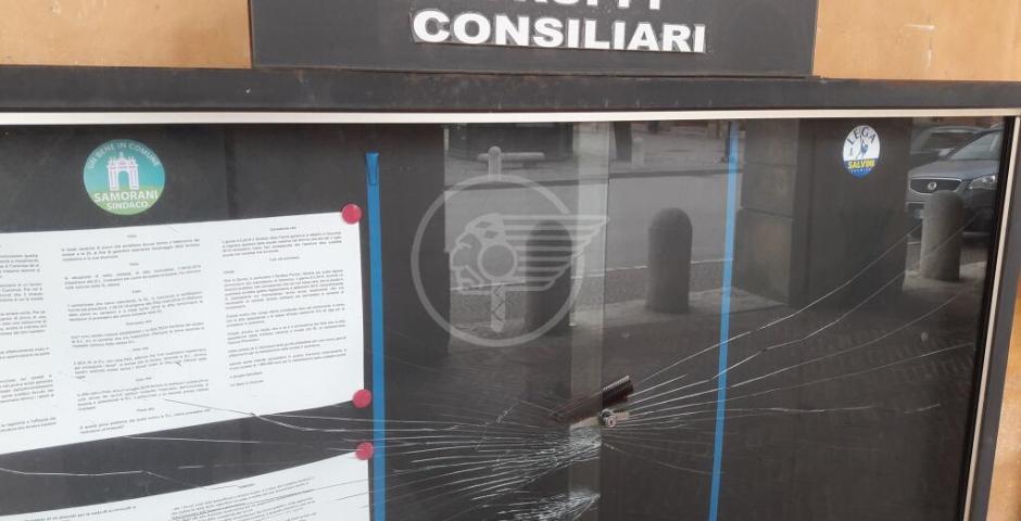 Ci risiamo: presa di mira dai soliti noti la bacheca dell'opposizione Ci risiamo: presa di mira dai soliti noti la bacheca dell'opposizione